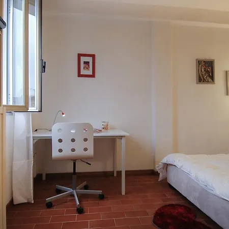 Red Roof Studio Apartment *